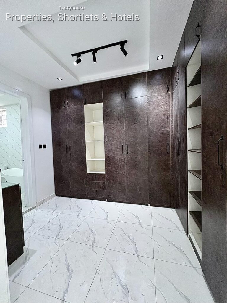 Spacious 5 Bedroom Fully Detached Duplex