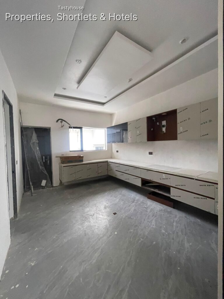 CONTEMPORARY 5BEDROOM FULLY DETACHED DUPLEX