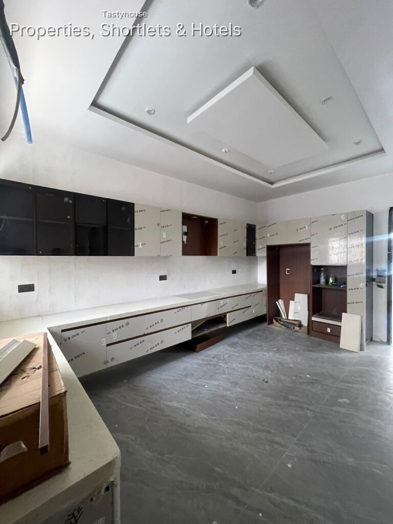 CONTEMPORARY 5BEDROOM FULLY DETACHED DUPLEX