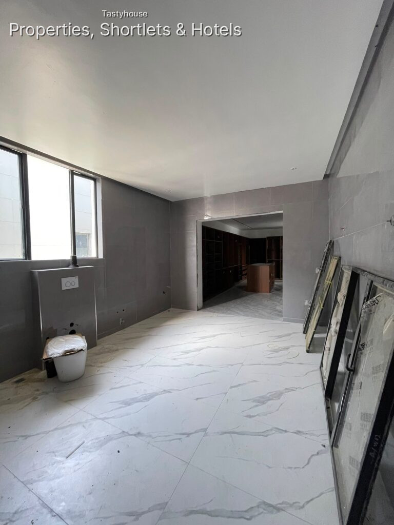 CONTEMPORARY 5BEDROOM FULLY DETACHED DUPLEX