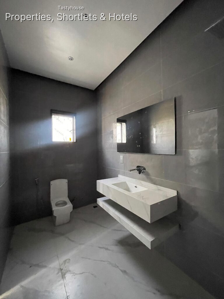 CONTEMPORARY 5BEDROOM FULLY DETACHED DUPLEX