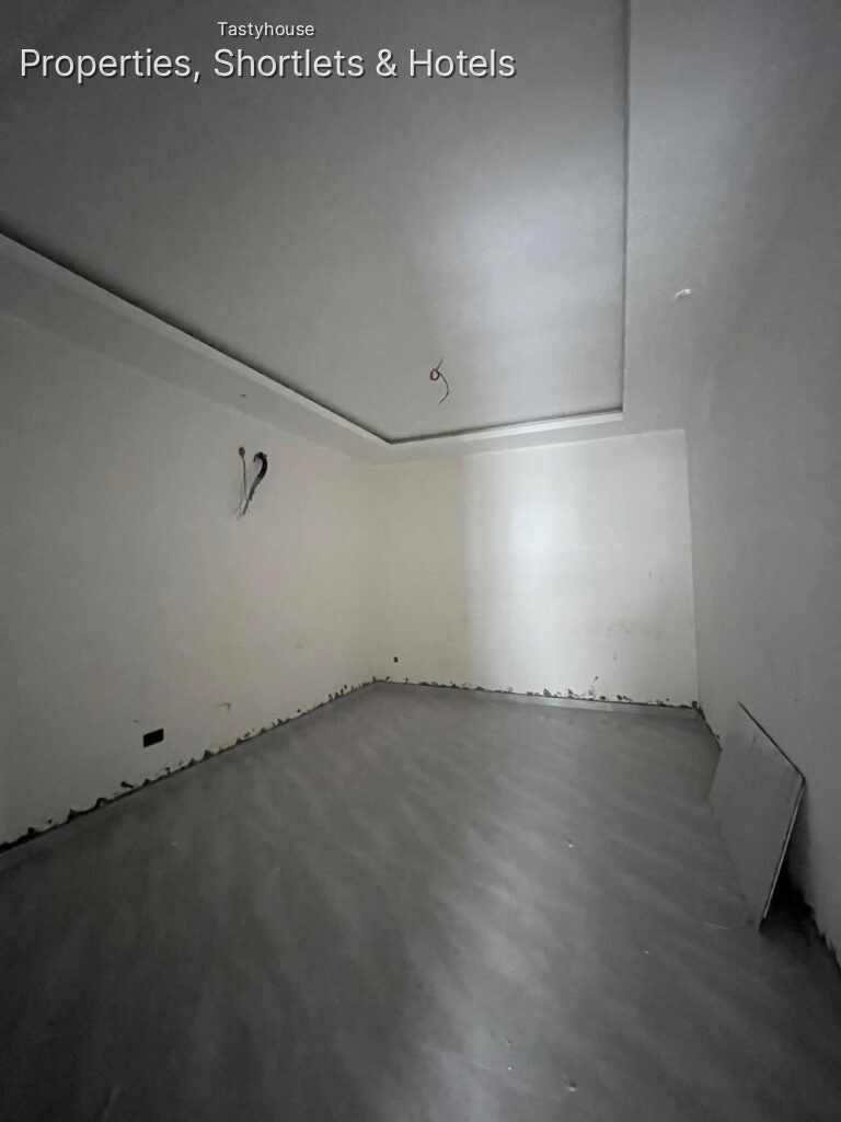 CONTEMPORARY 5BEDROOM FULLY DETACHED DUPLEX