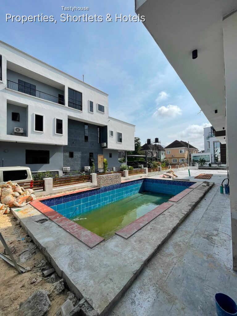 CONTEMPORARY 5BEDROOM FULLY DETACHED DUPLEX