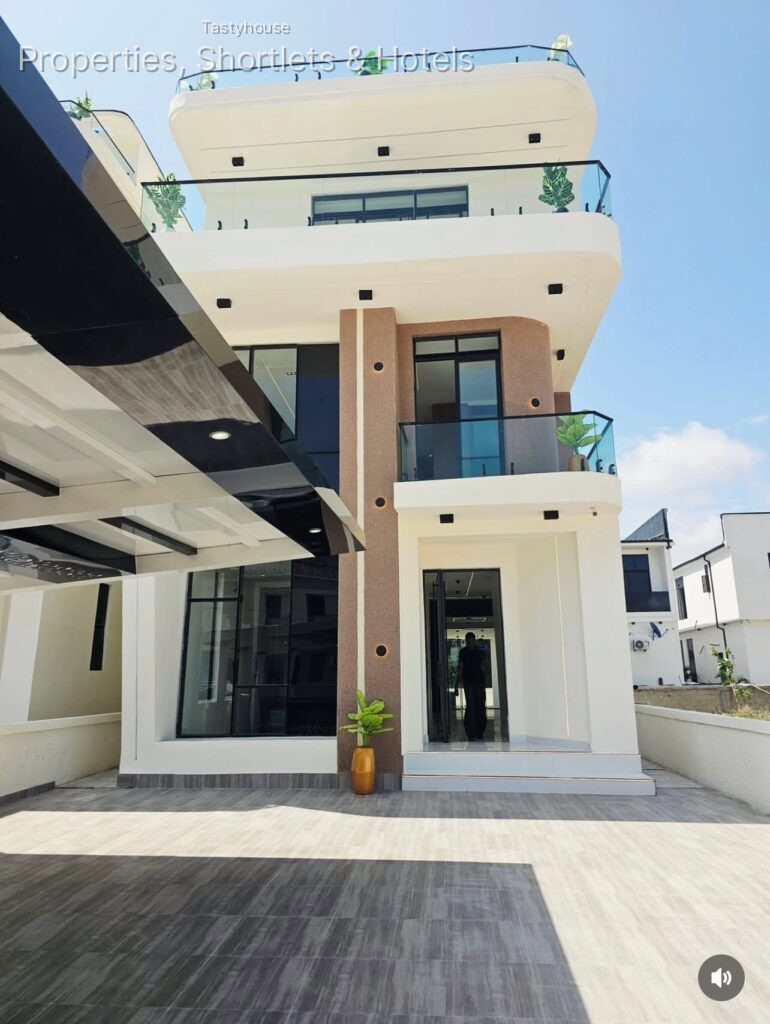 5BEDROOM HOME WITH SWIMMING POOL AND CINEMA