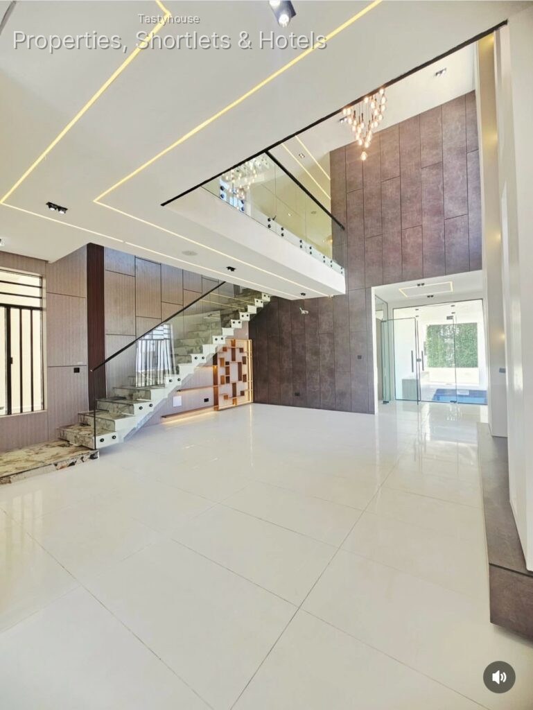 5BEDROOM HOME WITH SWIMMING POOL AND CINEMA