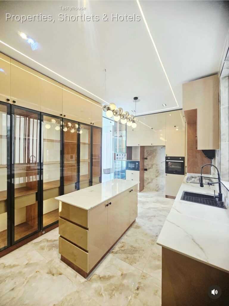 5BEDROOM HOME WITH SWIMMING POOL AND CINEMA