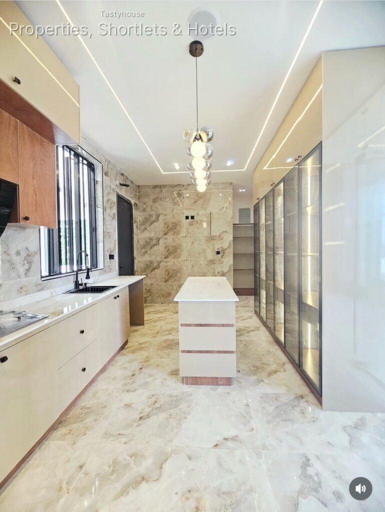 5BEDROOM HOME WITH SWIMMING POOL AND CINEMA