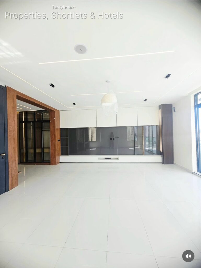 5BEDROOM HOME WITH SWIMMING POOL AND CINEMA