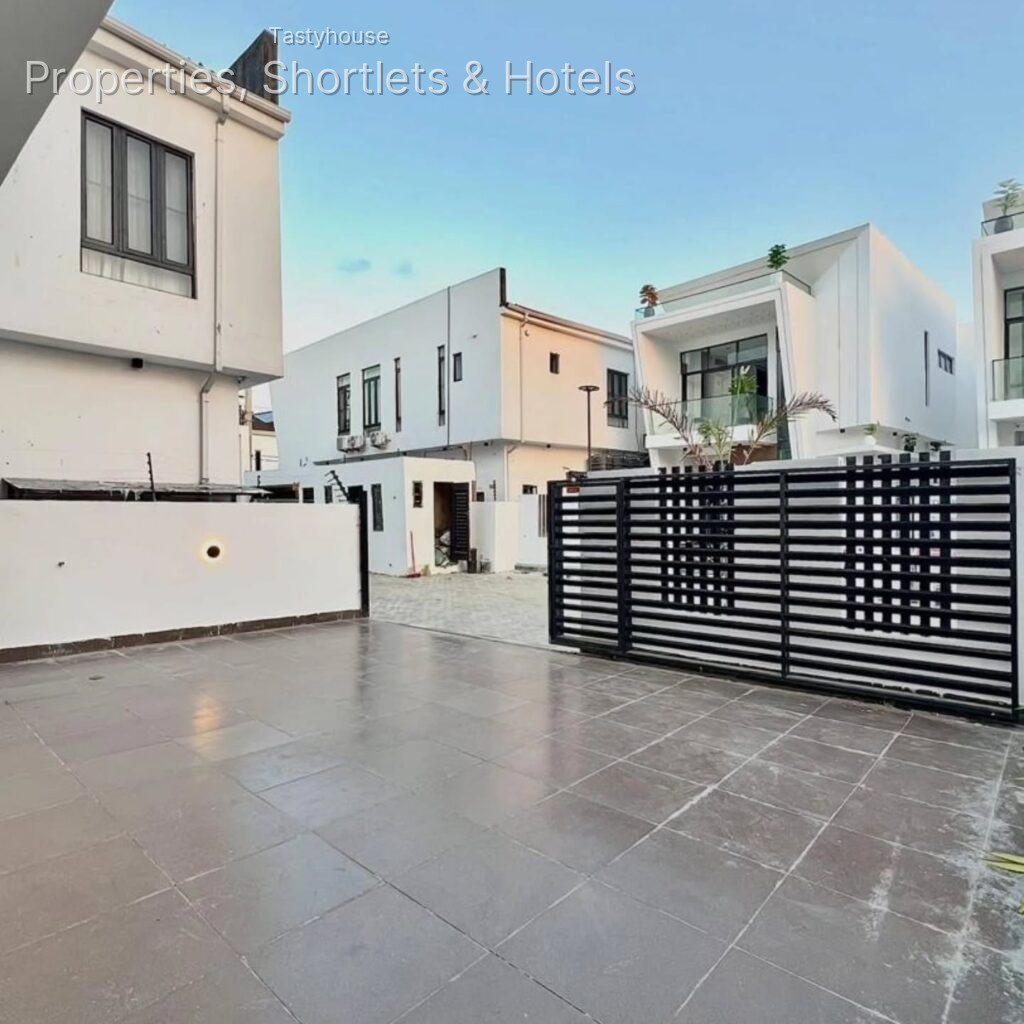4 – BEDROOM FULLY DE TACHED HOME WITHSWIMMING POOL