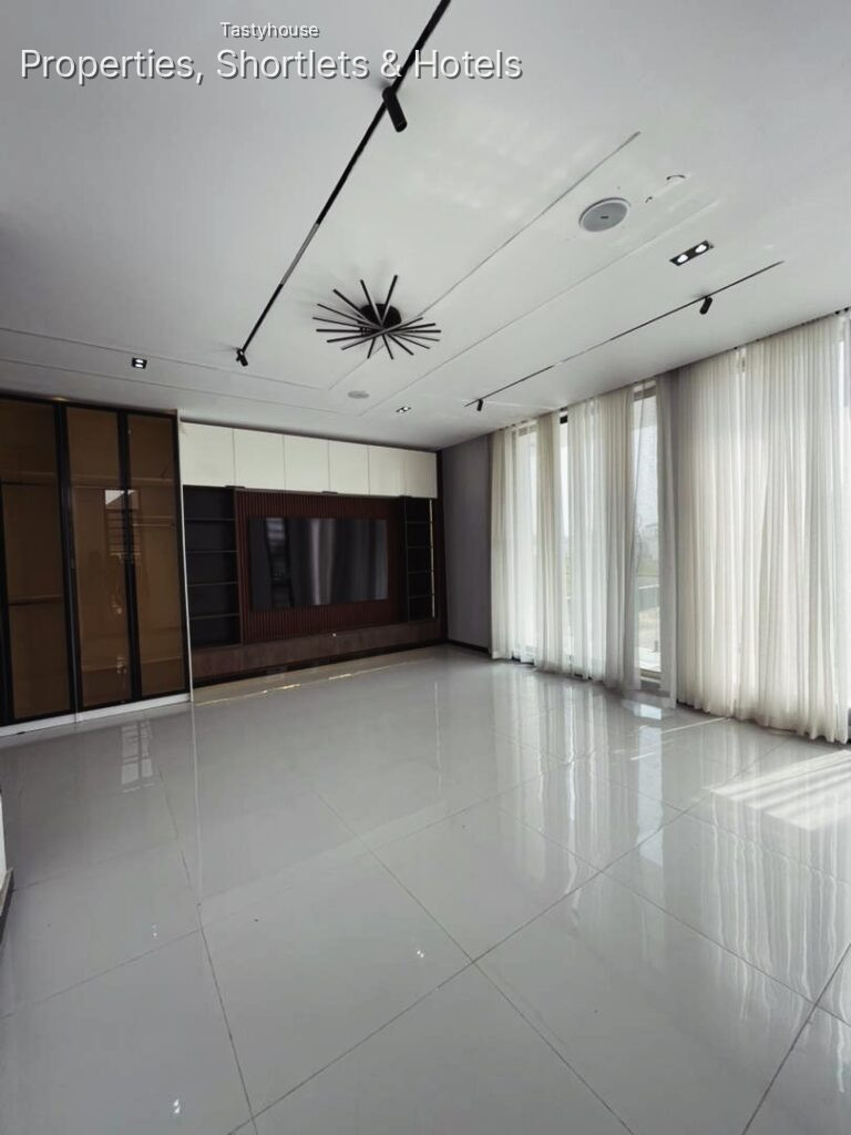5 – BEDROOM FULLY DETACHED DUPLEX