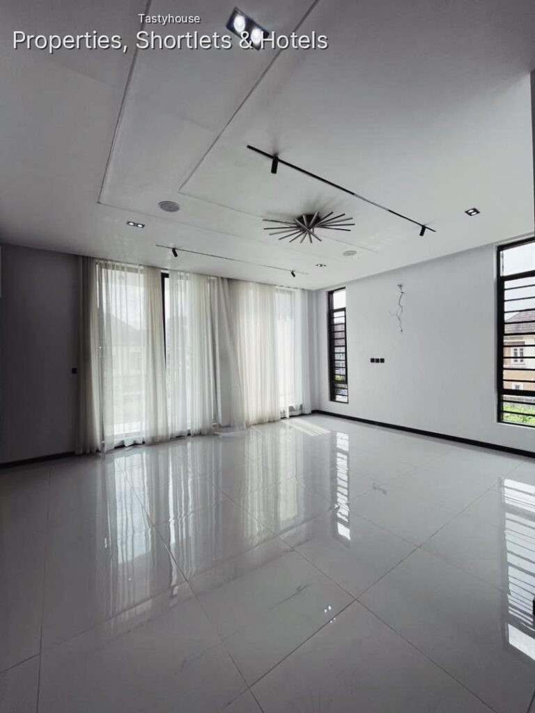 5 – BEDROOM FULLY DETACHED DUPLEX