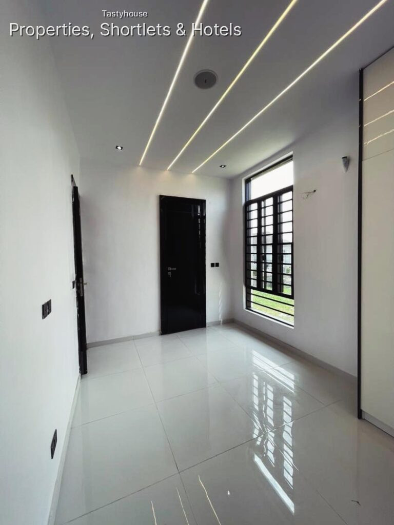5 – BEDROOM FULLY DETACHED DUPLEX