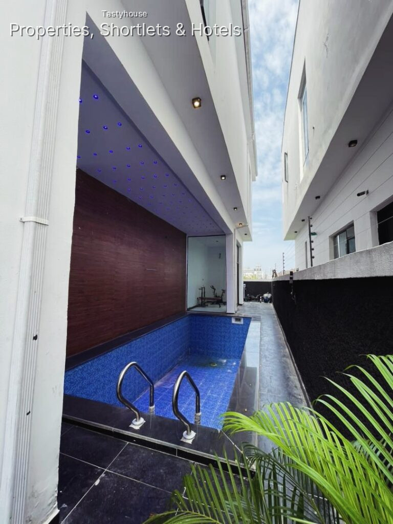 5 – BEDROOM FULLY DETACHED DUPLEX