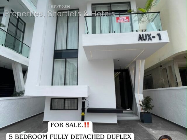 5 – BEDROOM FULLY DETACHED DUPLEX