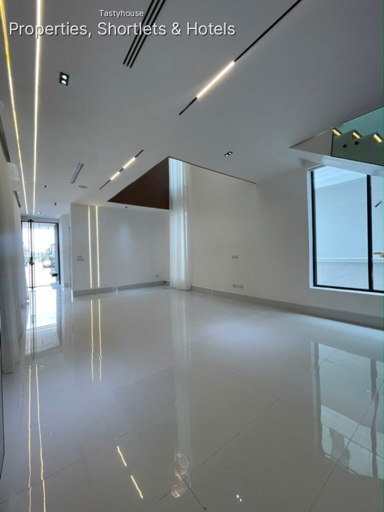 5 – BEDROOM FULLY DETACHED DUPLEX