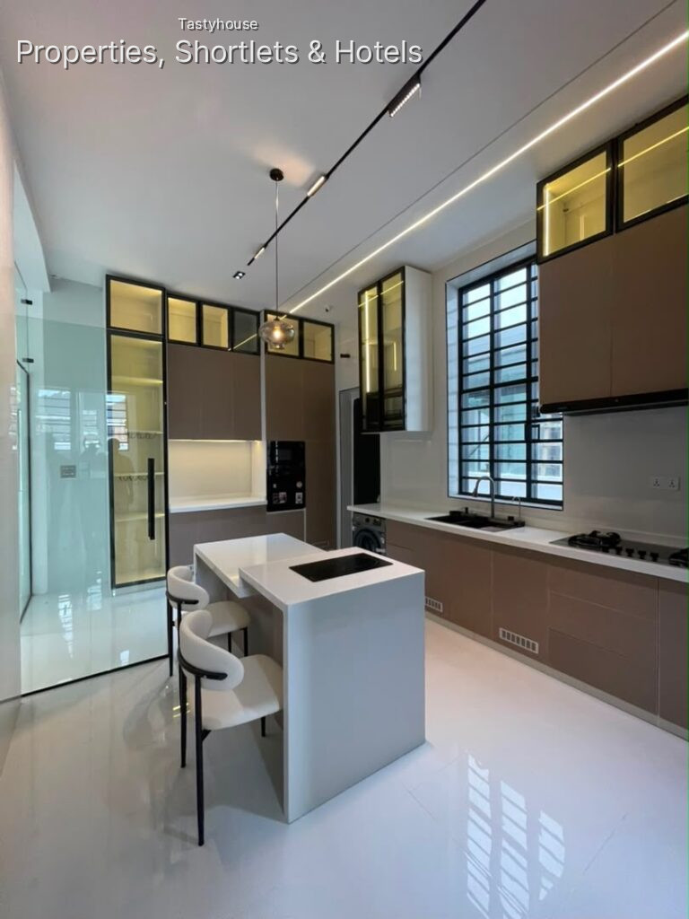5 – BEDROOM FULLY DETACHED DUPLEX