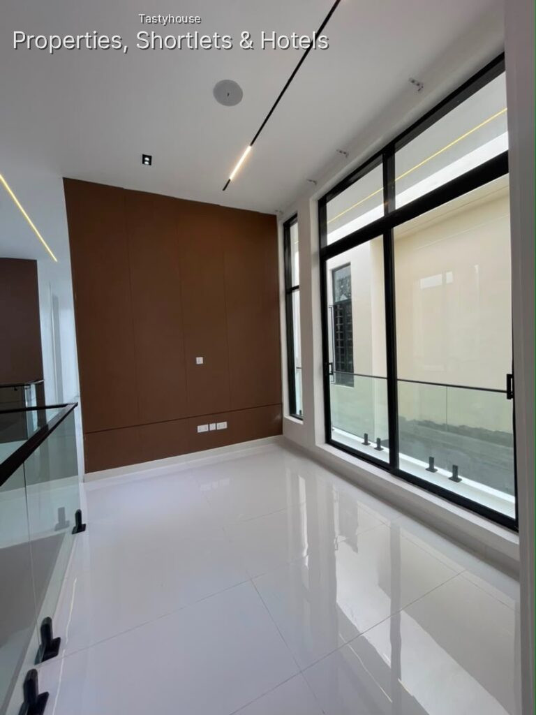 5 – BEDROOM FULLY DETACHED DUPLEX