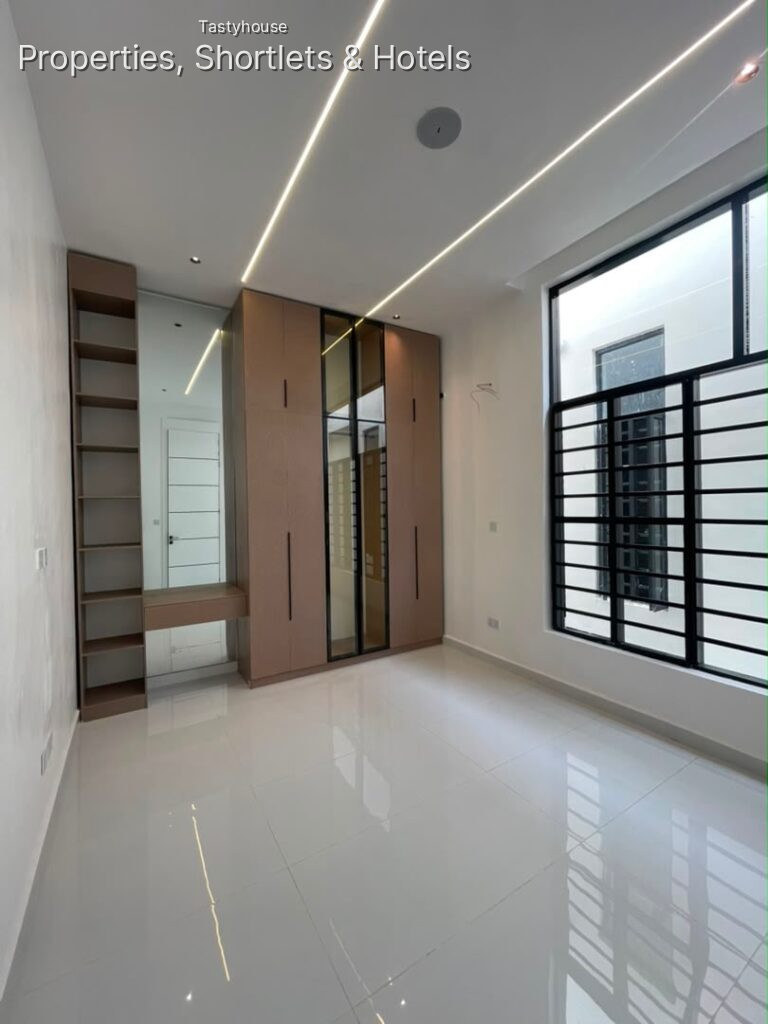 5 – BEDROOM FULLY DETACHED DUPLEX
