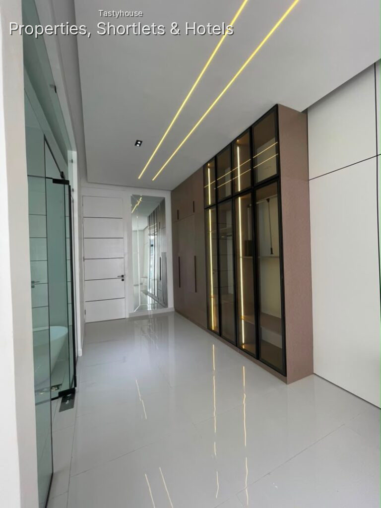 5 – BEDROOM FULLY DETACHED DUPLEX