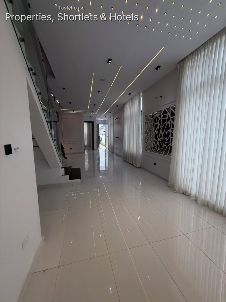 5 bedroom detached duplex with swimming pool