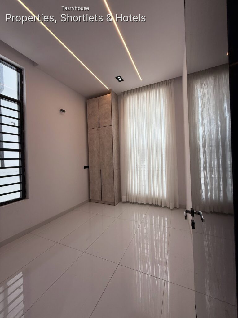 5 bedroom detached duplex with swimming pool