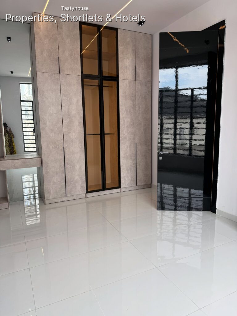 5 bedroom detached duplex with swimming pool