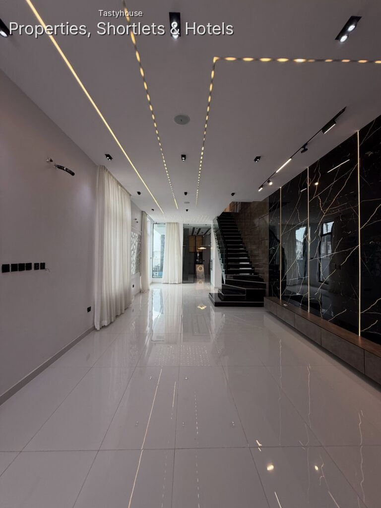 5 bedroom detached duplex with swimming pool
