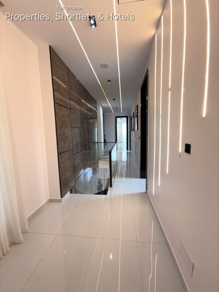 5 bedroom detached duplex with swimming pool