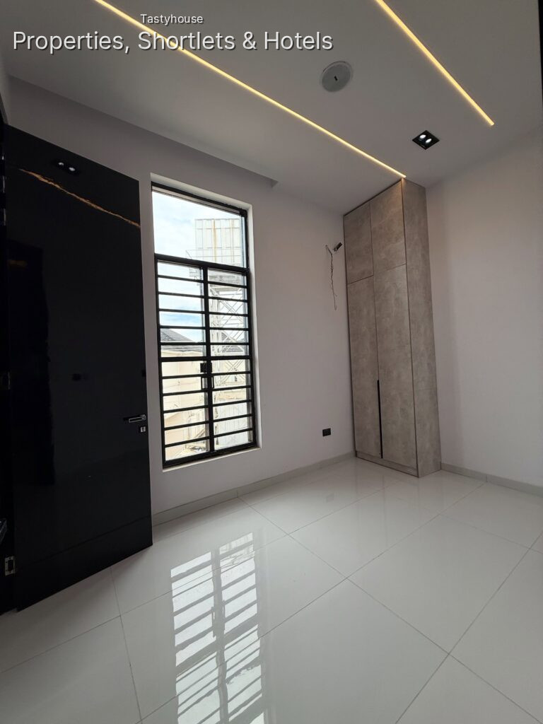 5 bedroom detached duplex with swimming pool