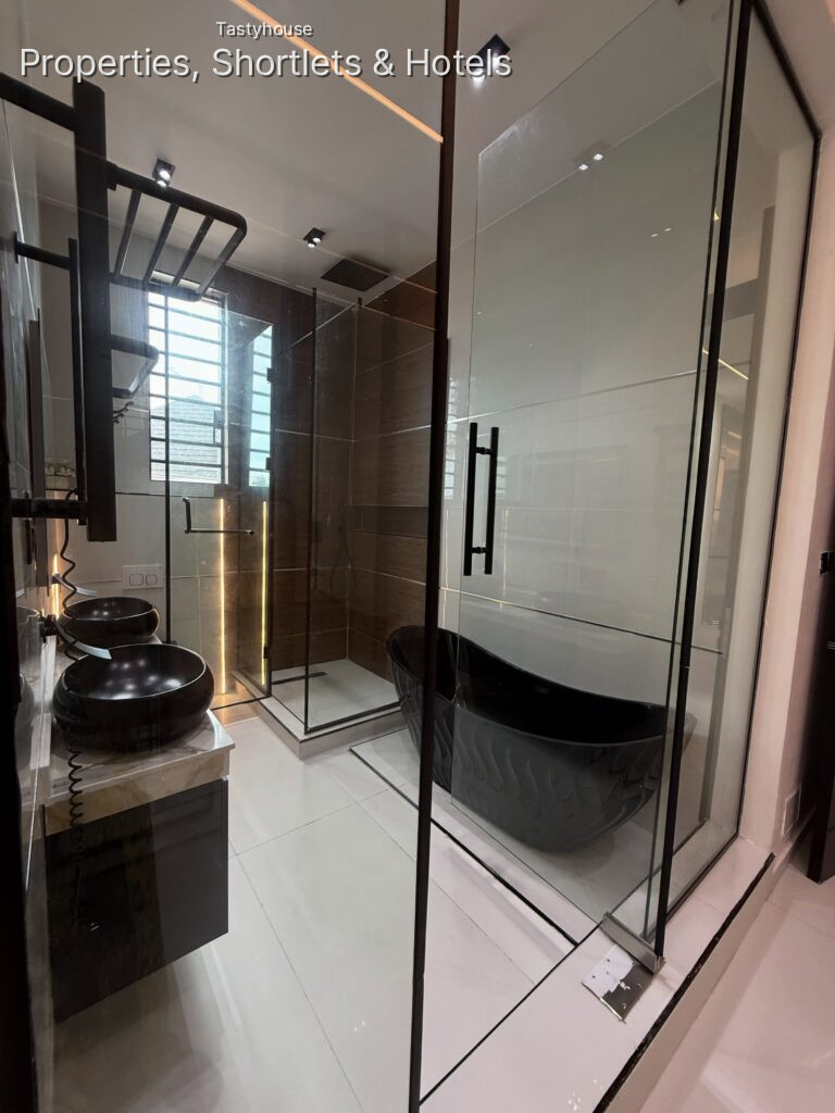 5 bedroom detached duplex with swimming pool