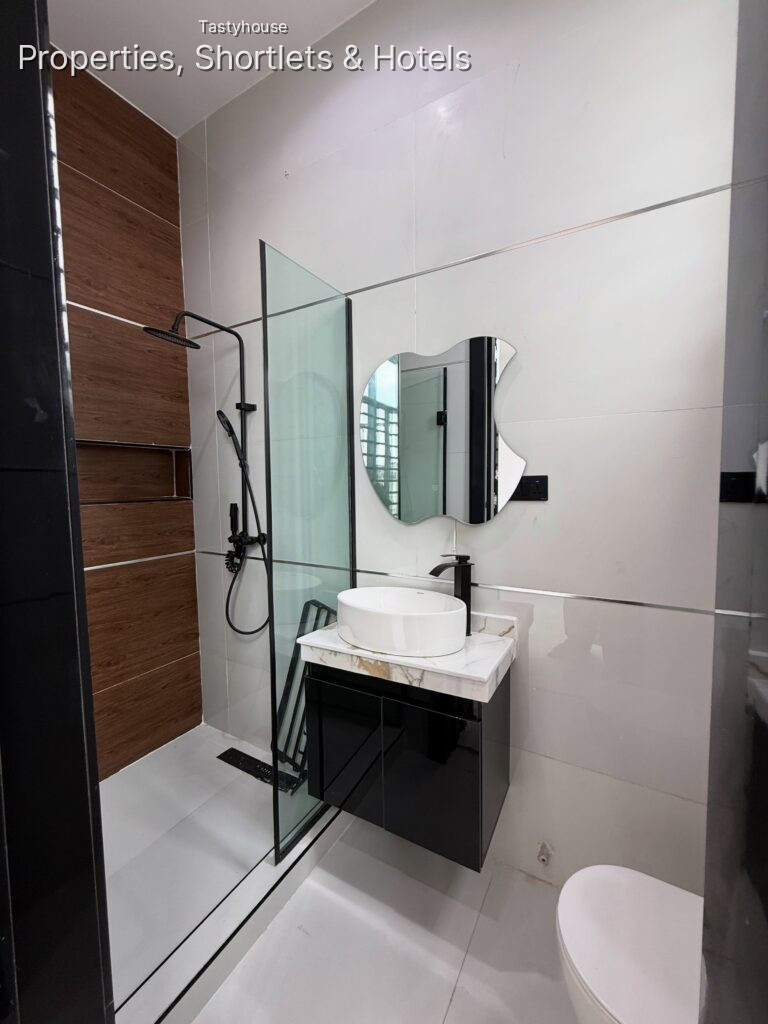 5 bedroom detached duplex with swimming pool