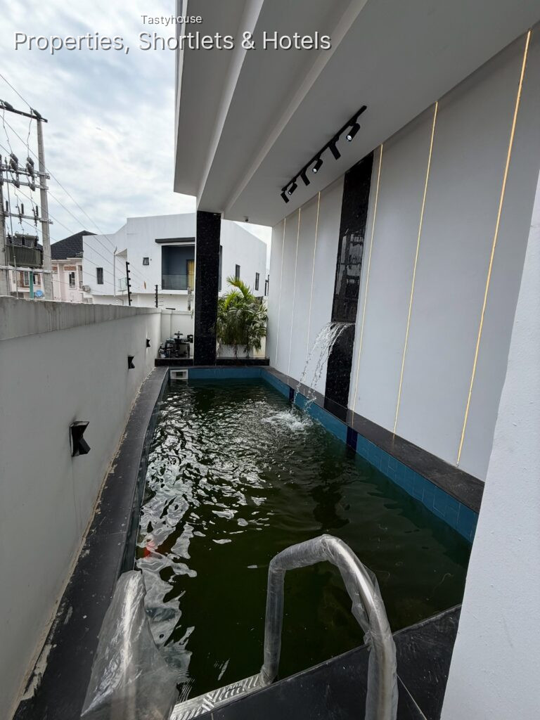 5 bedroom detached duplex with swimming pool