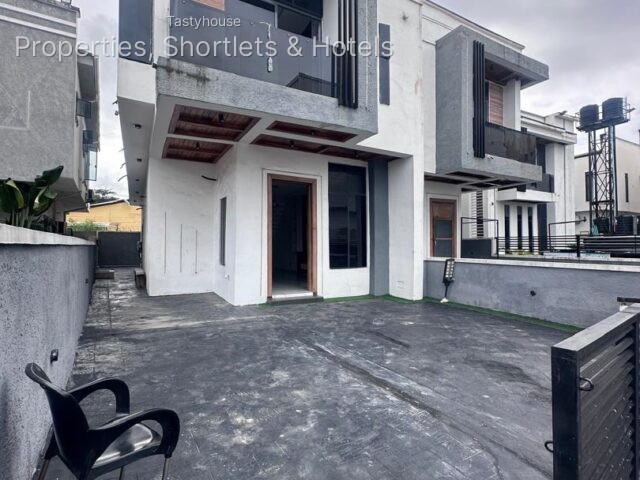 WELL-BUILT 4-BEDROOM SEMI-DETACHED DUPLEX