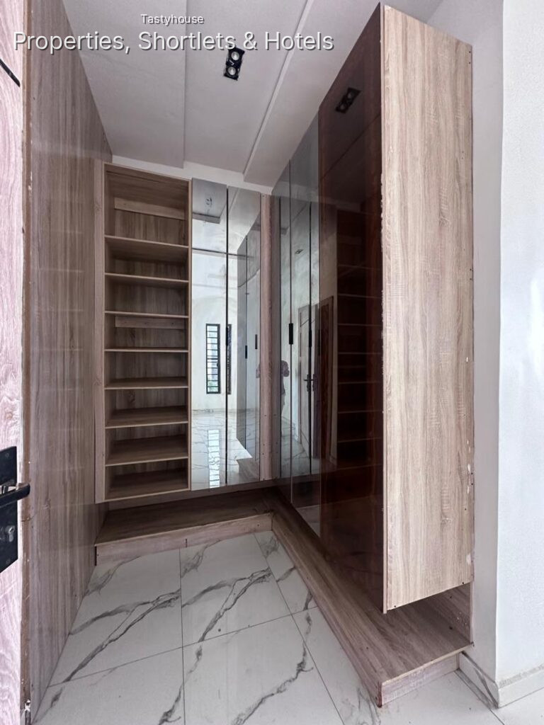 WELL-BUILT 4-BEDROOM SEMI-DETACHED DUPLEX