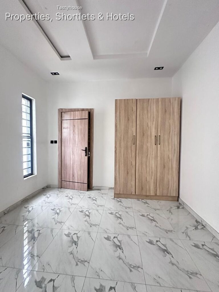 WELL-BUILT 4-BEDROOM SEMI-DETACHED DUPLEX