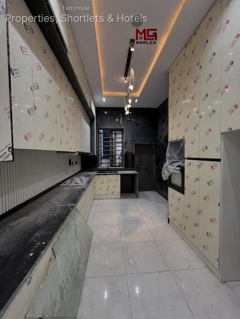 LUXURY 4 BEDROOM SEMI DETACHED DUPLEX
