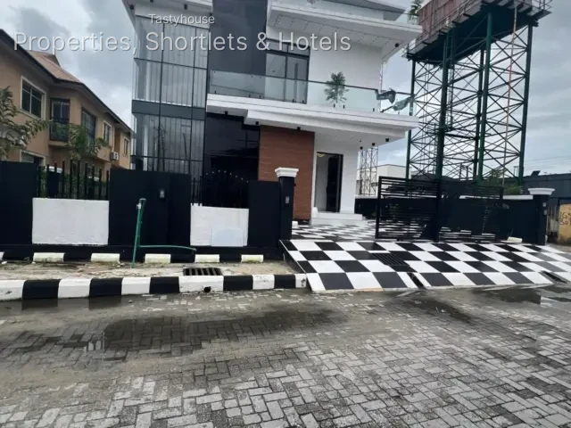 5 BEDROOM FULLY DETACHED DUPLEX