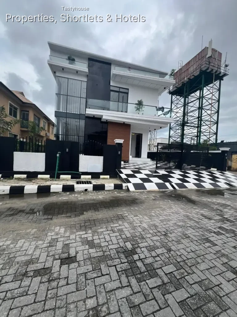 5 BEDROOM FULLY DETACHED DUPLEX