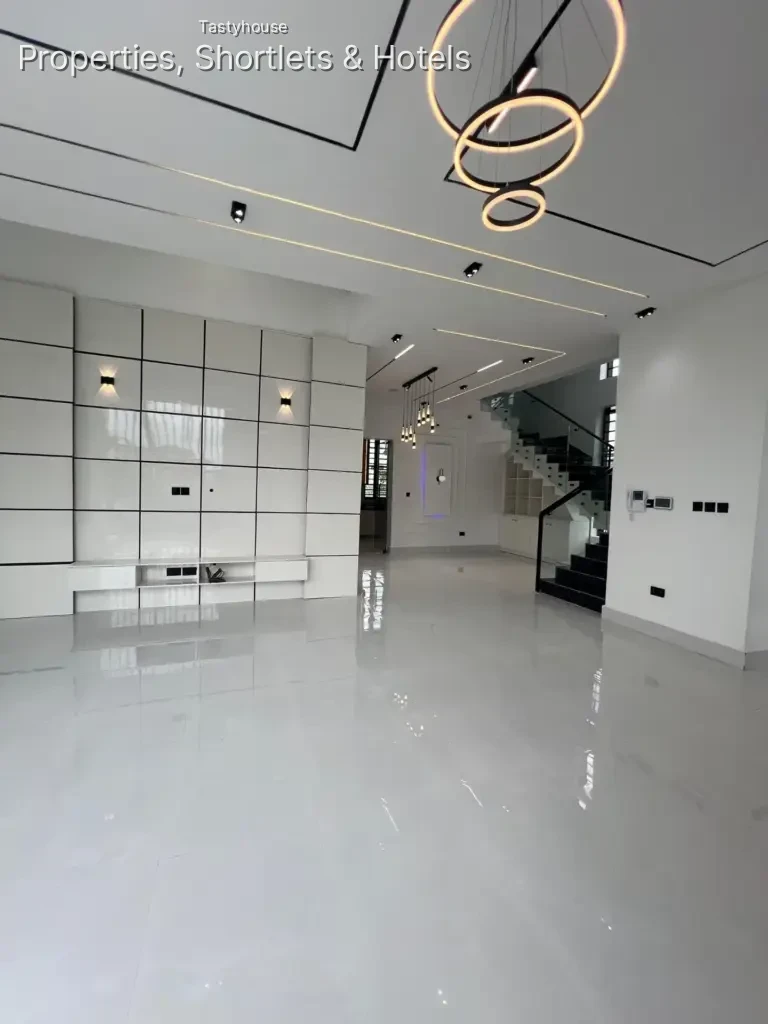 5 BEDROOM FULLY DETACHED DUPLEX