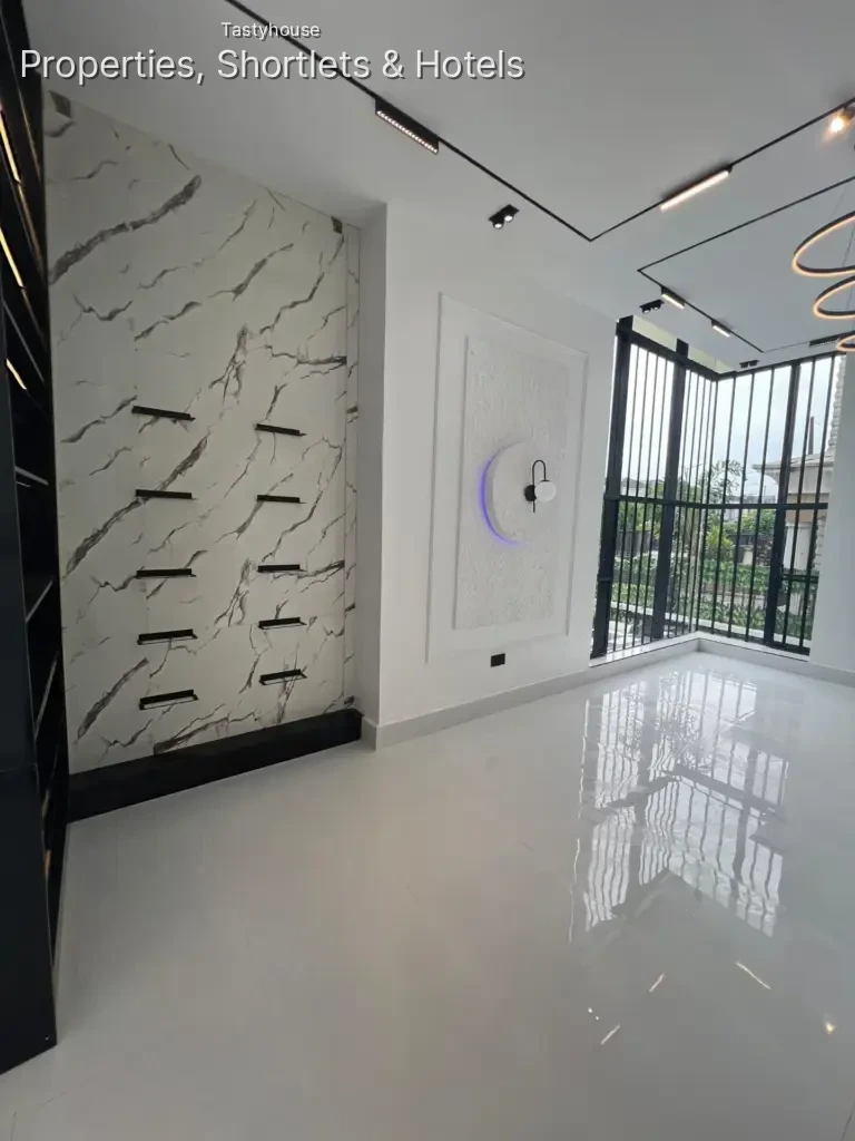 5 BEDROOM FULLY DETACHED DUPLEX