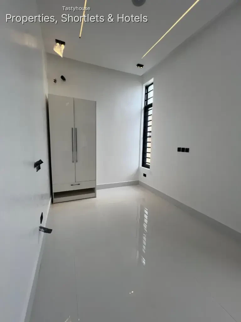 5 BEDROOM FULLY DETACHED DUPLEX