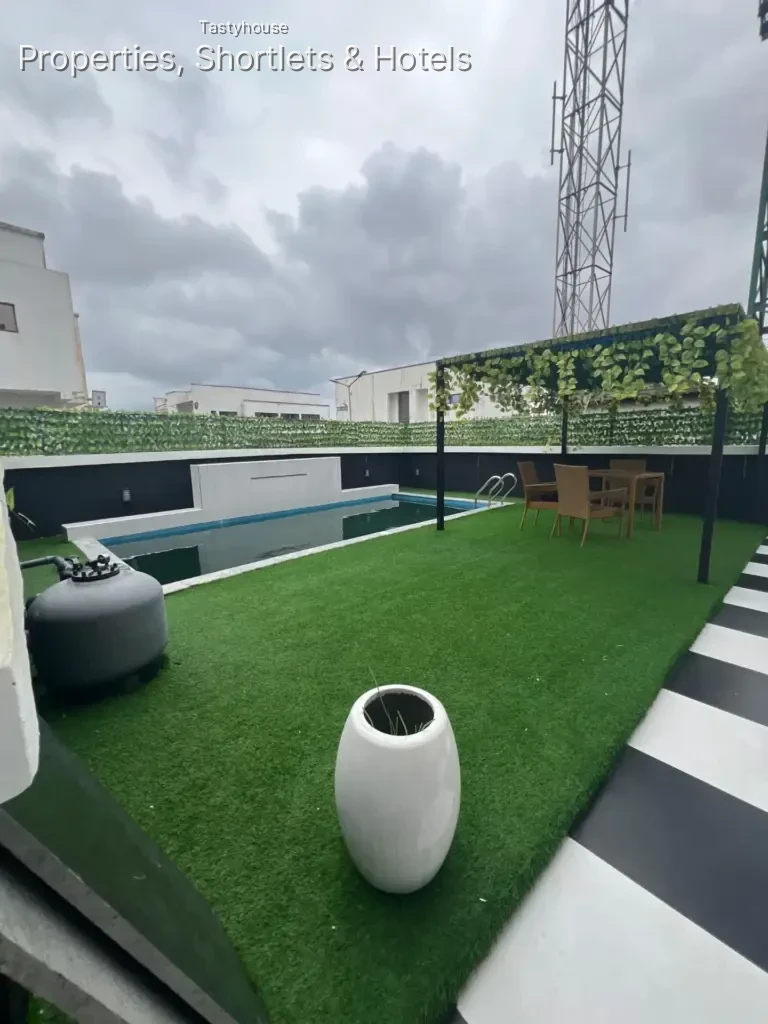 5 BEDROOM FULLY DETACHED DUPLEX