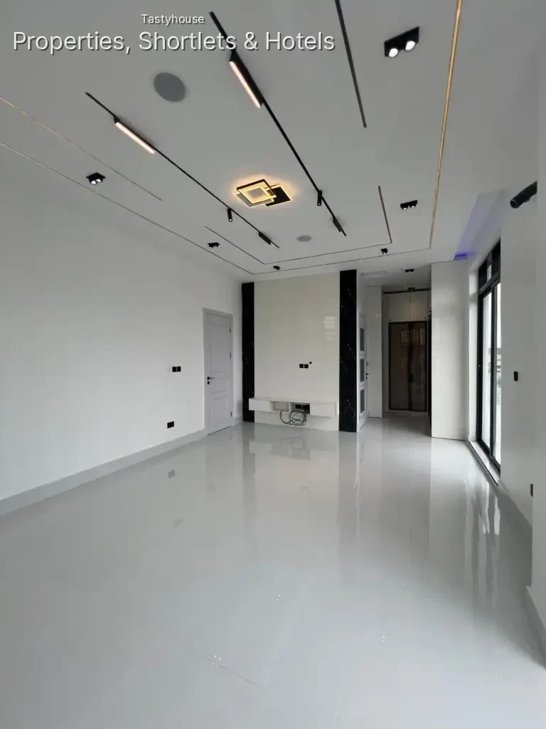 5 BEDROOM FULLY DETACHED DUPLEX