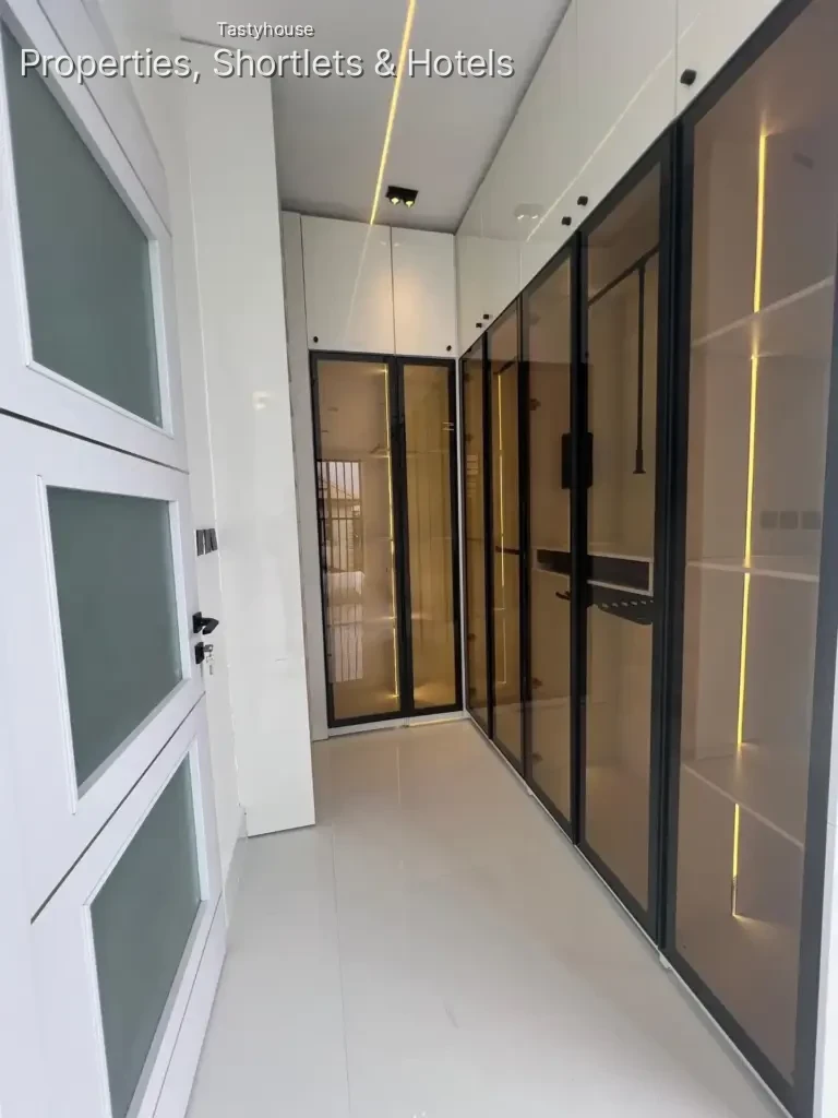 5 BEDROOM FULLY DETACHED DUPLEX