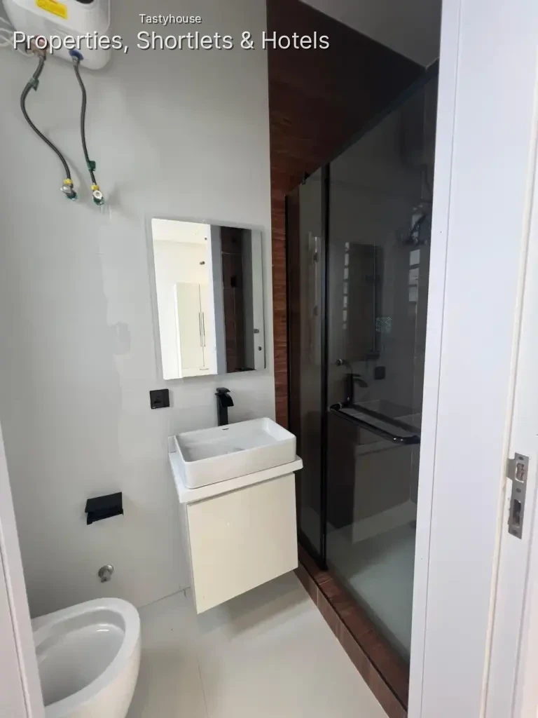5 BEDROOM FULLY DETACHED DUPLEX