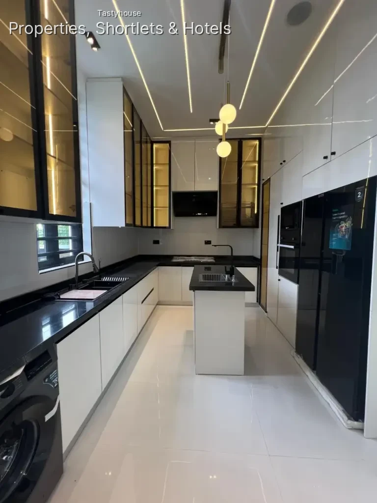 5 BEDROOM FULLY DETACHED DUPLEX