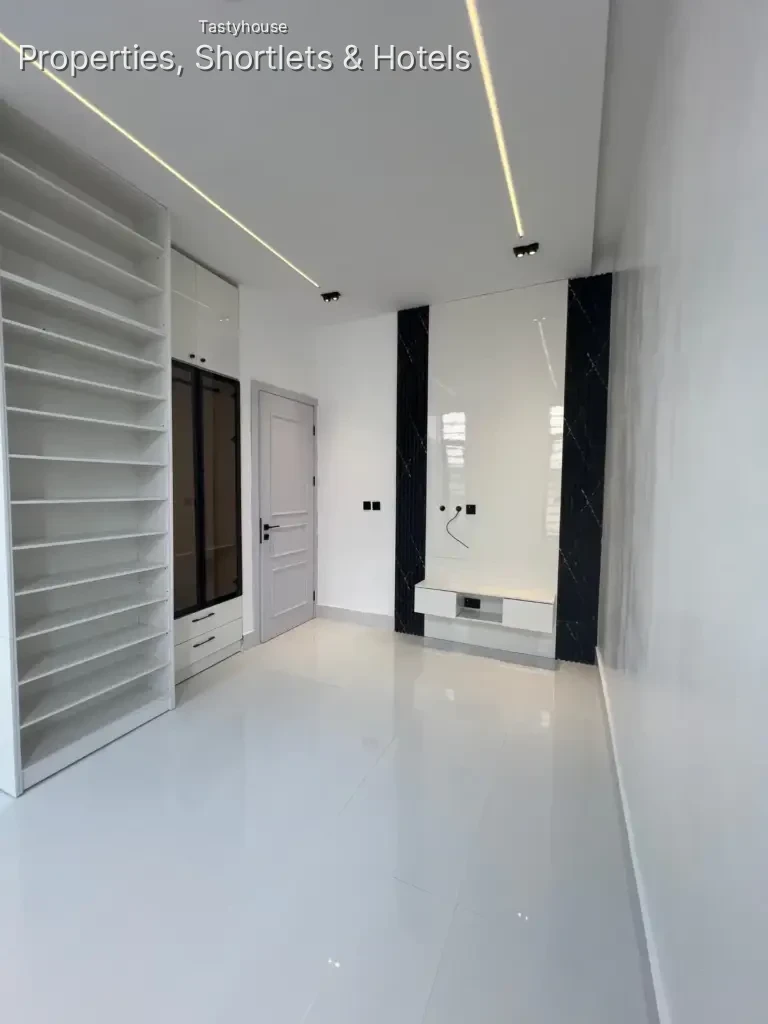 5 BEDROOM FULLY DETACHED DUPLEX