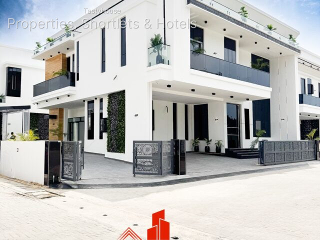 5 BEDROOM DUPLEX WITH SWIMMING POOL AND CINEMA