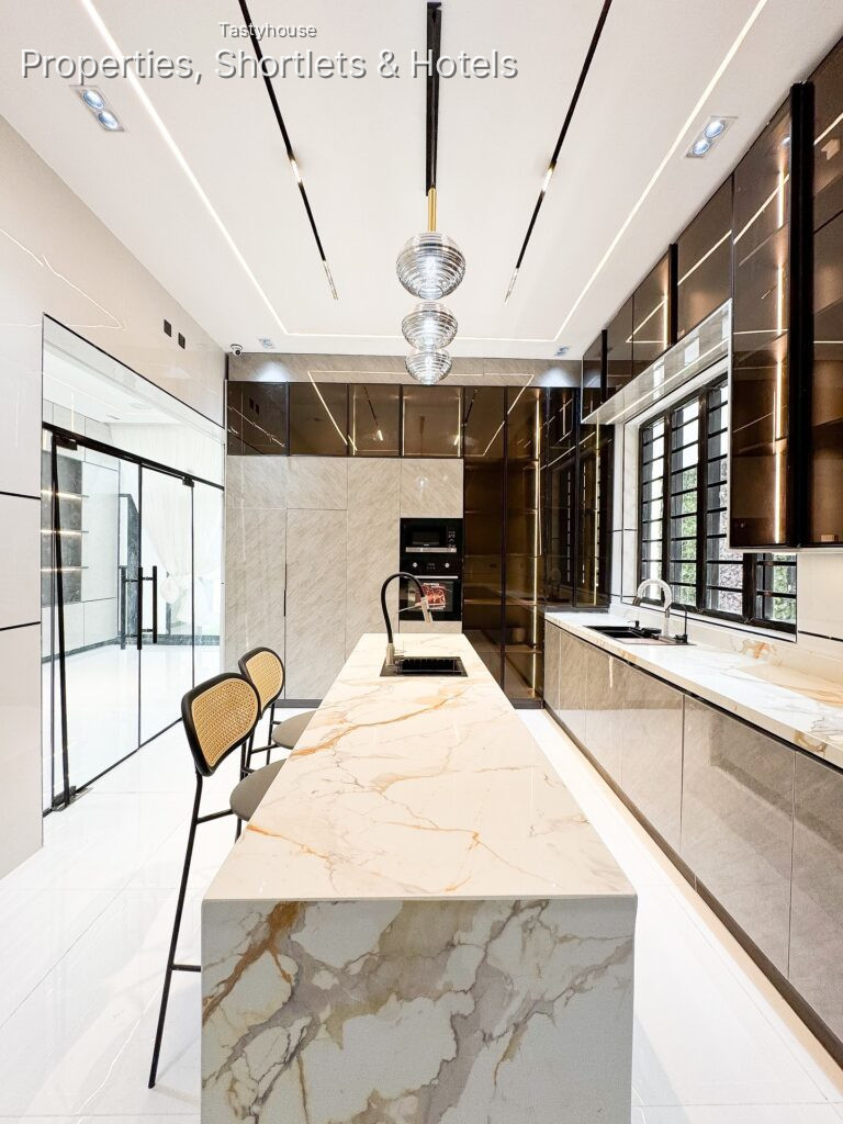 5 BEDROOM DUPLEX WITH SWIMMING POOL AND CINEMA