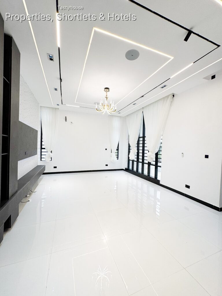 5 BEDROOM DUPLEX WITH SWIMMING POOL AND CINEMA